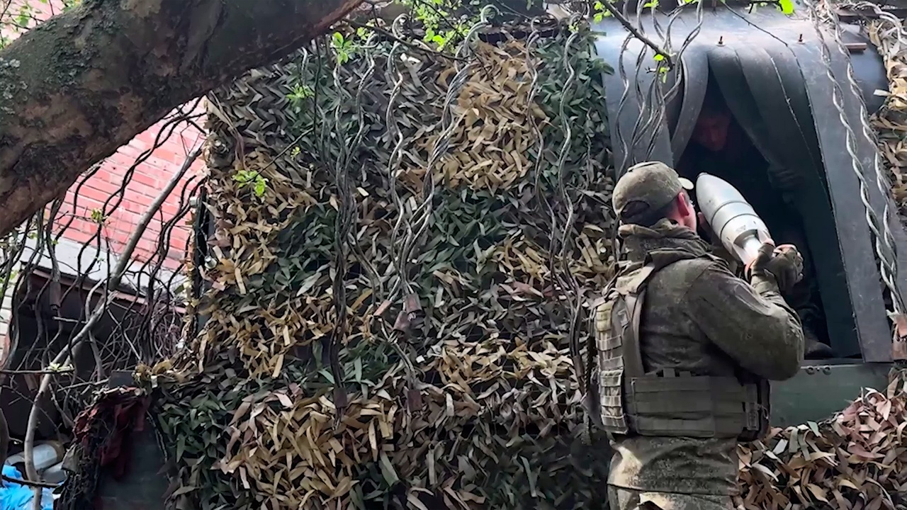 Танкисты на Т-80БВМ поразили укрепления ВСУ под Красноармейском Танкисты на Т-80БВМ поразили укрепления ВСУ под Красноармейском