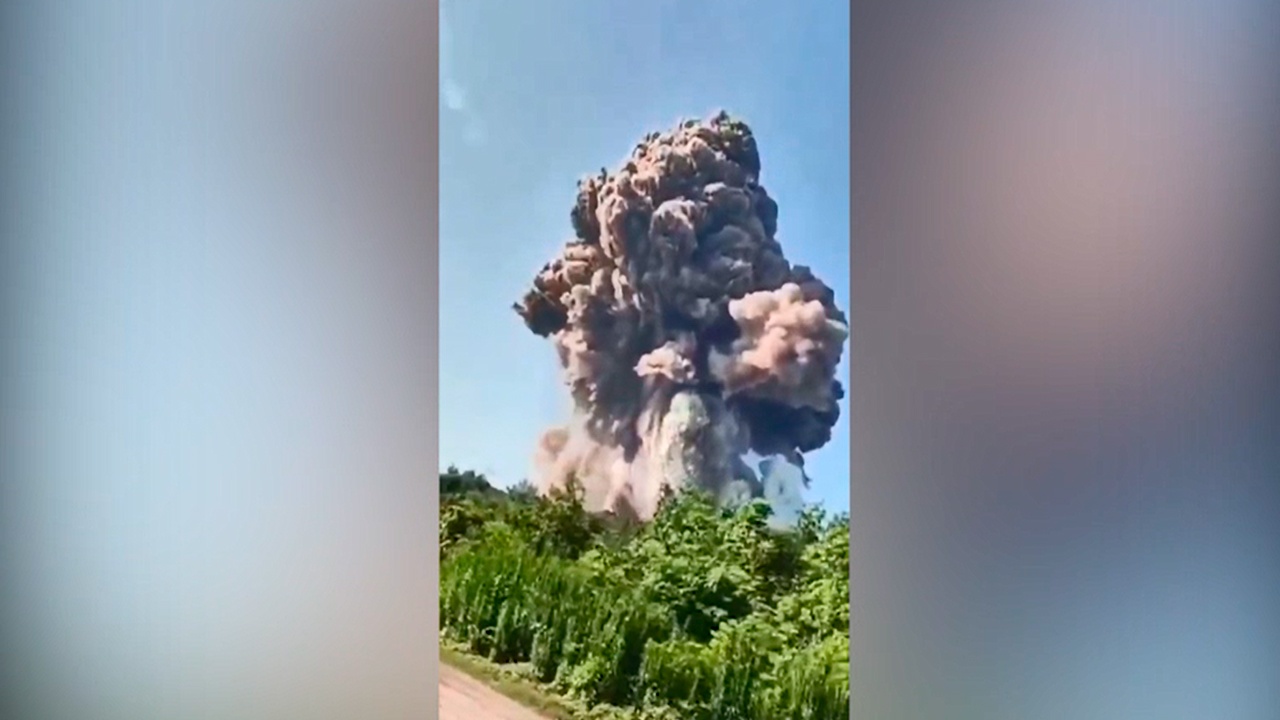 Мощный взрыв на фабрике фейерверков в Китае попал на видео Мощный взрыв на фабрике фейерверков в Китае попал на видео