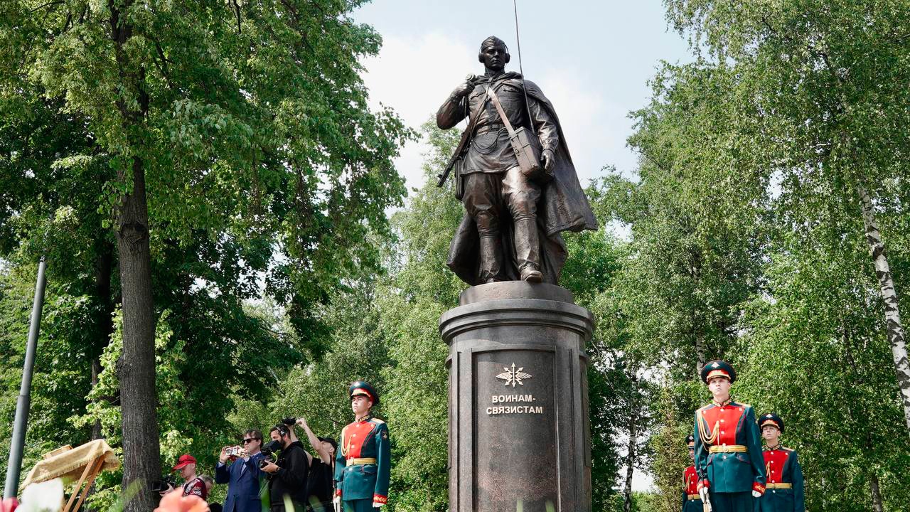 В Москве открыли монумент воинам-связистам Великой Отечественной войны В Москве открыли монумент воинам-связистам Великой Отечественной войны