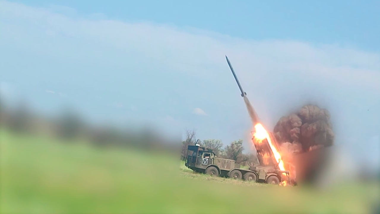 Расчеты «Урагана» ударили по скоплению боевиков у Воскресенки в ДНР Расчеты «Урагана» ударили по скоплению боевиков у Воскресенки в ДНР
