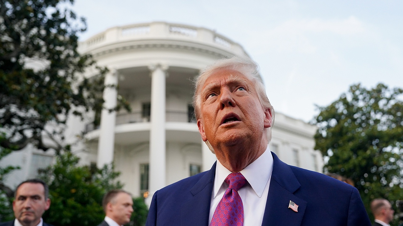 Трамп призвал всех немедленно покинуть Тегеран Трамп призвал всех немедленно покинуть Тегеран