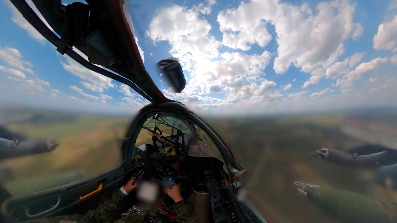 Экипажи Су-25 сожгли замаскированную украинскую бронетехнику Экипажи Су-25 сожгли замаскированную украинскую бронетехнику