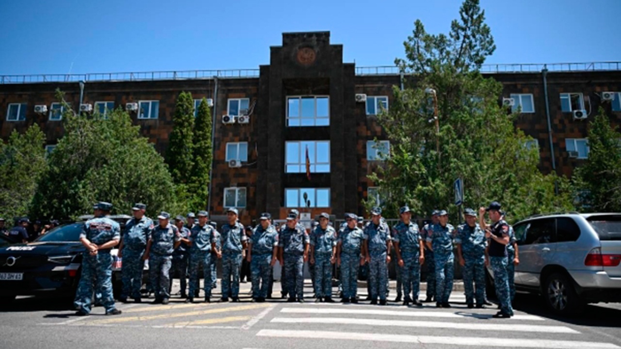 Миллиардера Карапетяна арестовали по обвинению в призывах к свержению власти Миллиардера Карапетяна арестовали по обвинению в призывах к свержению власти