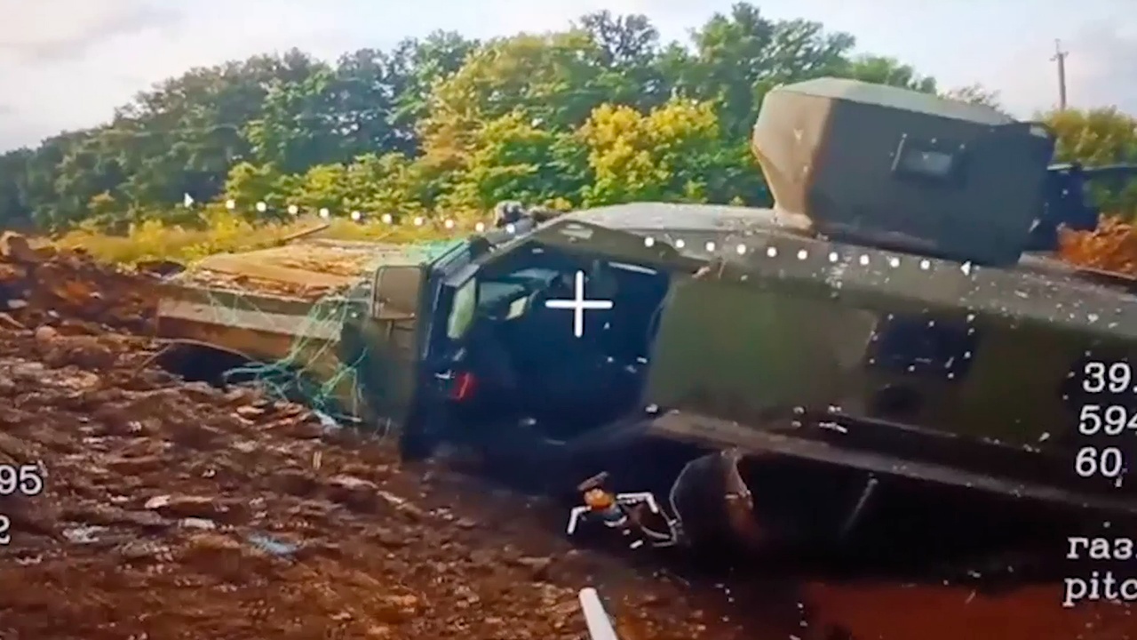 Бойцы показали уничтожение дронов и техники ВСУ в боях за Яблоновку Бойцы показали уничтожение дронов и техники ВСУ в боях за Яблоновку