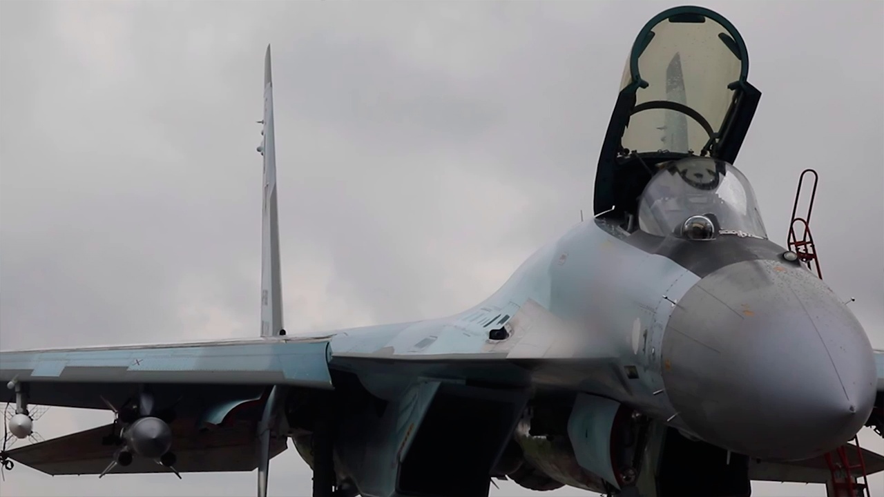 Истребитель Су-35С сопроводил экипаж Су-34, разбомбивший боевиков ВСУ Истребитель Су-35С сопроводил экипаж Су-34, разбомбивший боевиков ВСУ