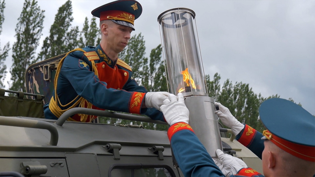 Частицу Вечного огня доставят в Главный храм ВС РФ на броневике «Тигр» Частицу Вечного огня доставят в Главный храм ВС РФ на броневике «Тигр»