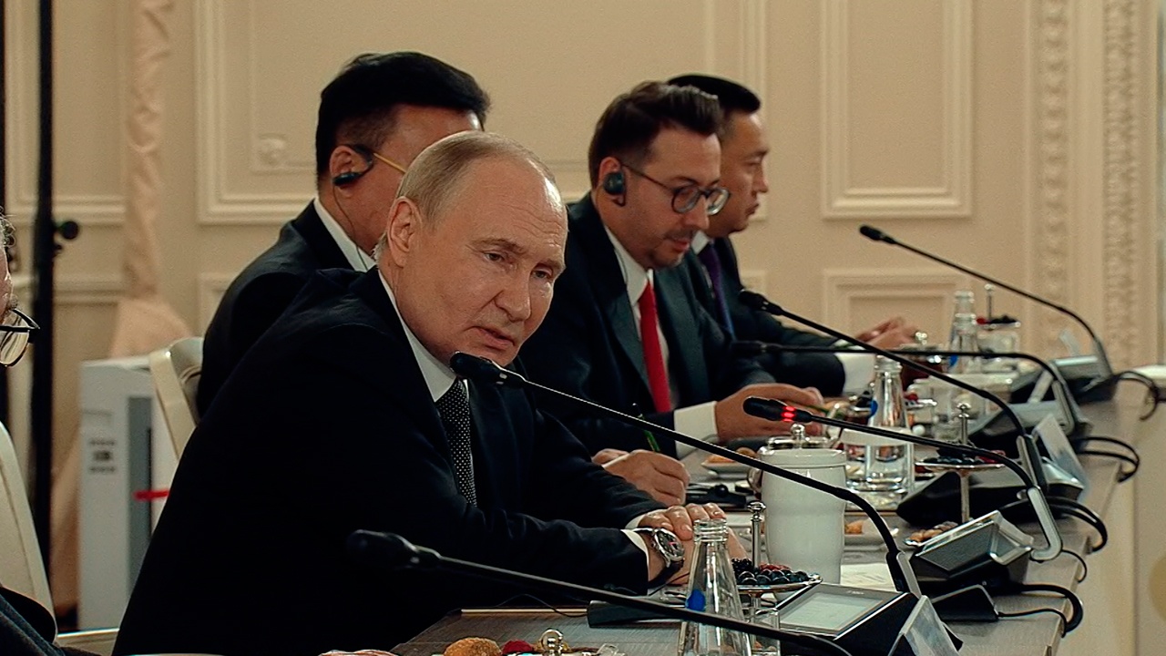 Путин заявил, что ФРГ не может быть посредником по Украине Путин заявил, что ФРГ не может быть посредником по Украине