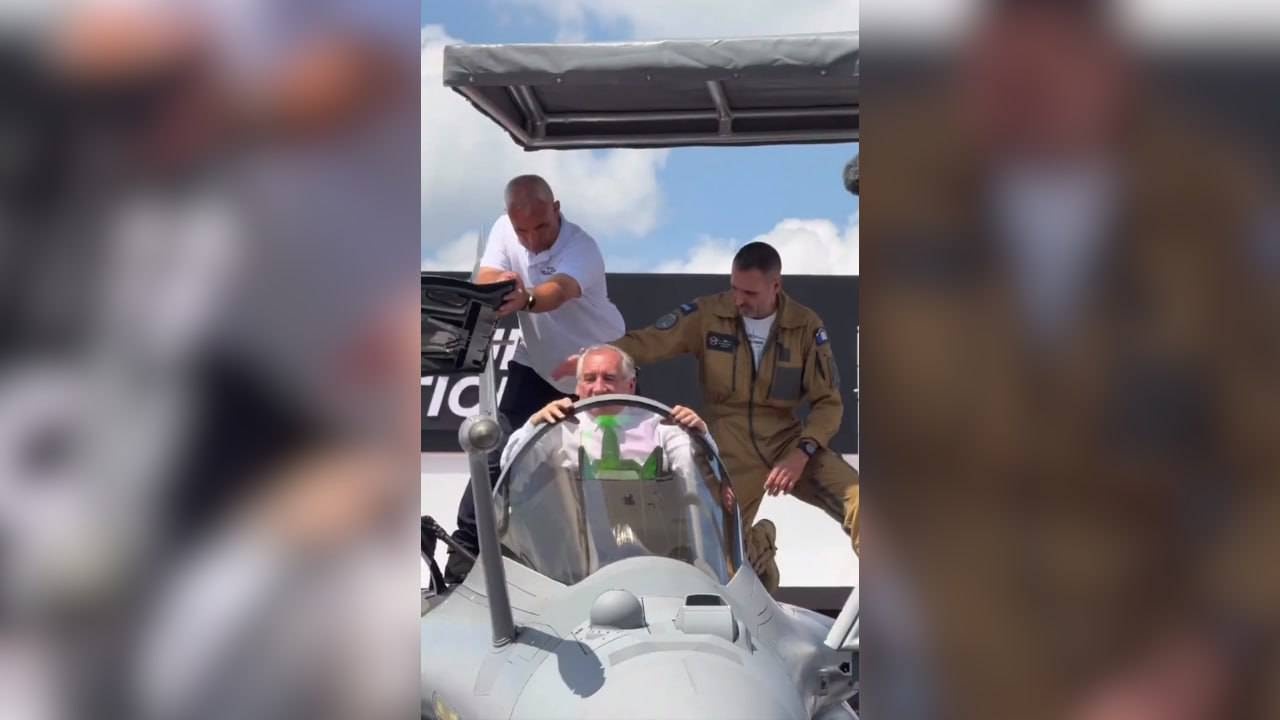 Французский премьер застрял в самолете на Парижском авиасалоне Французский премьер застрял в самолете на Парижском авиасалоне