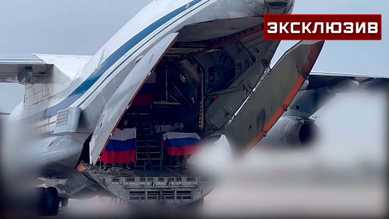 Борт с вернувшимися домой из плена бойцами сел в Подмосковье Борт с вернувшимися домой из плена бойцами сел в Подмосковье