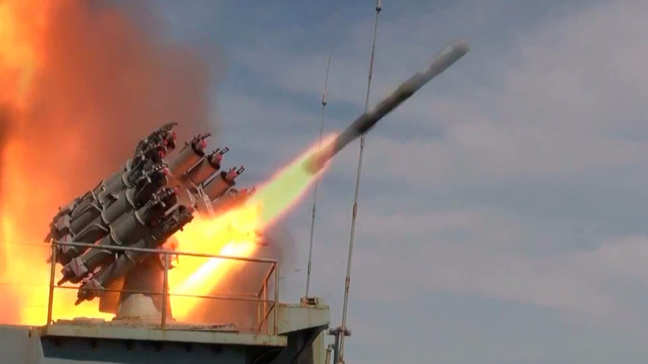 Вертолет Ка-27ПС и корабли ТОФ уничтожили подлодку условного противника Вертолет Ка-27ПС и корабли ТОФ уничтожили подлодку условного противника
