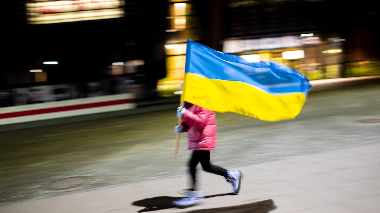 В Польше из-за угроз сняли флаг Украины с фасада театра в Кракове В Польше из-за угроз сняли флаг Украины с фасада театра в Кракове