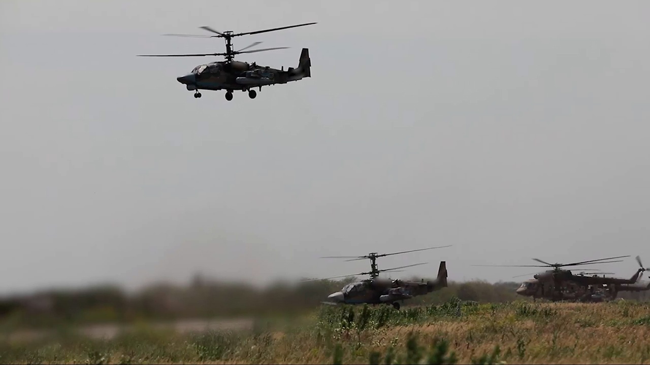 Экипаж Ка-52М ликвидировал боевиков в зоне спецоперации Экипаж Ка-52М ликвидировал боевиков в зоне спецоперации