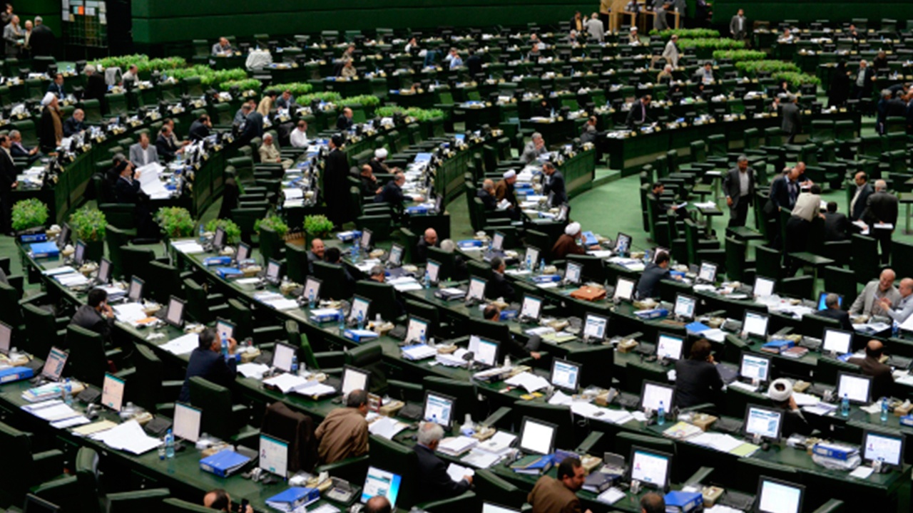 Парламент Ирана принял решение закрыть Ормузский пролив Парламент Ирана принял решение закрыть Ормузский пролив