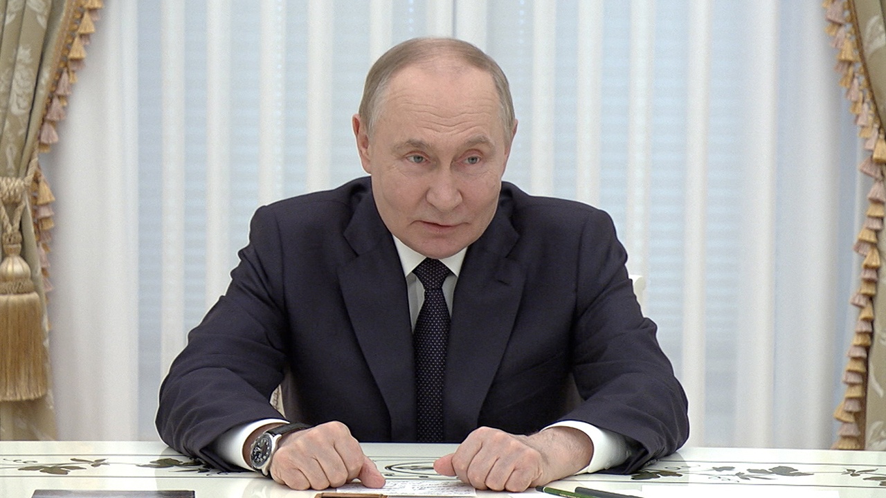 Путин поддержал идею обязательного экзамена по истории для гуманитариев Путин поддержал идею обязательного экзамена по истории для гуманитариев