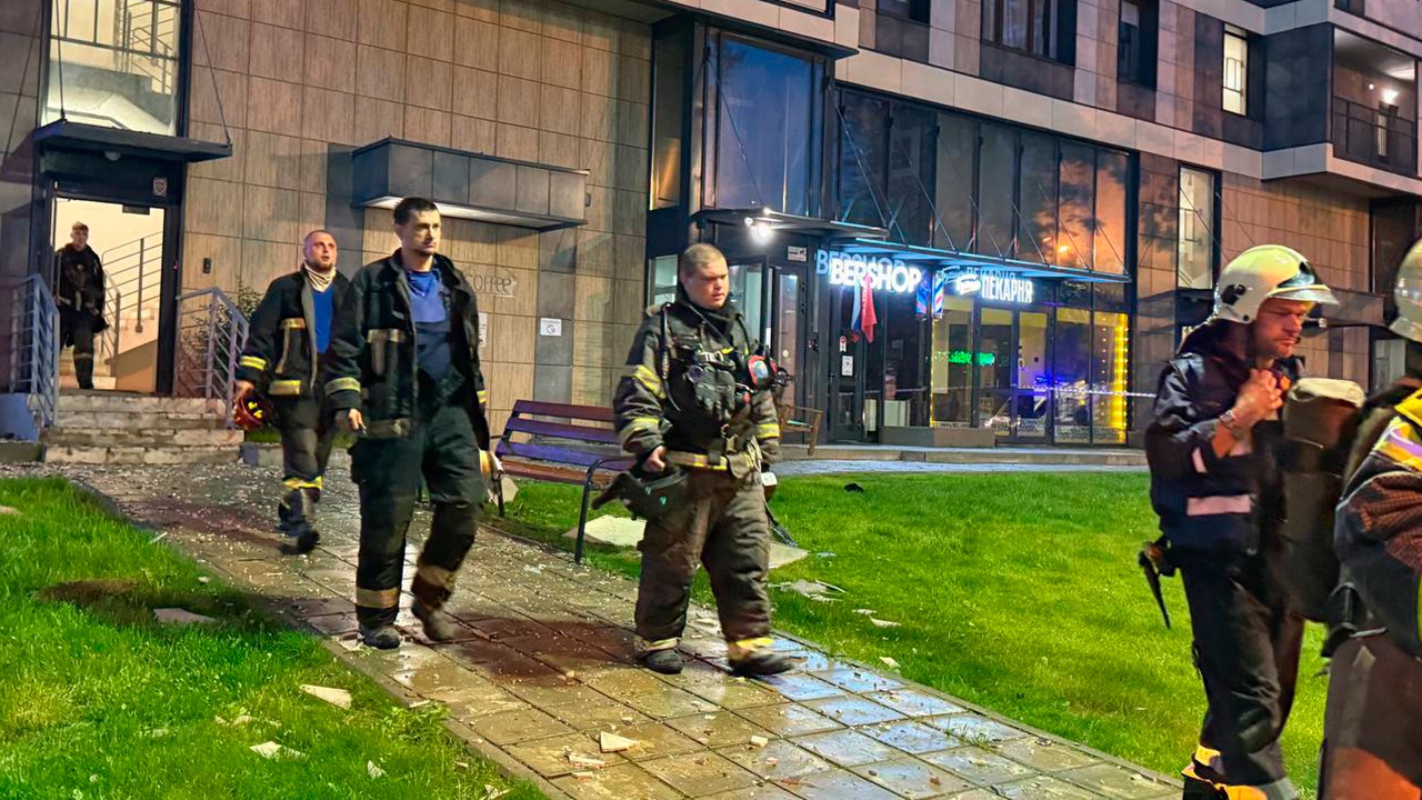 Жильцы вернулись в многоэтажку после попадания БПЛА в Красногорске Жильцы вернулись в многоэтажку после попадания БПЛА в Красногорске