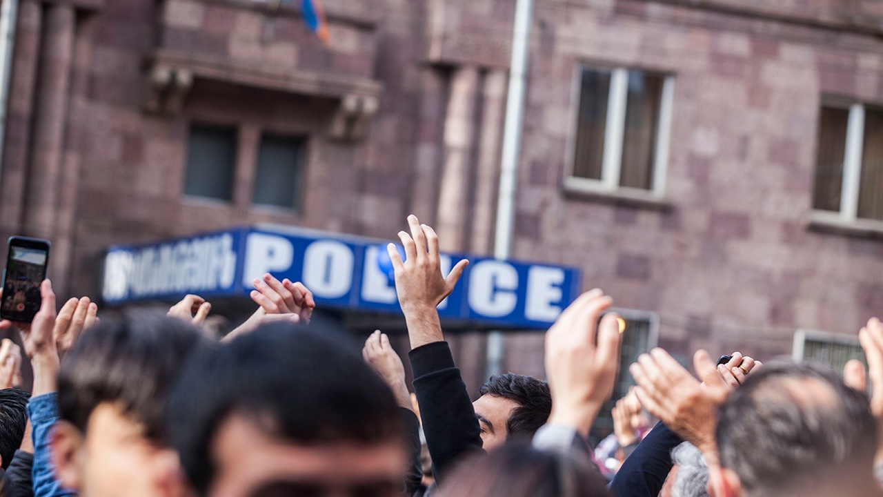 В Армении проходят обыски у оппозиционного архиепископа Галстаняна В Армении проходят обыски у оппозиционного архиепископа Галстаняна