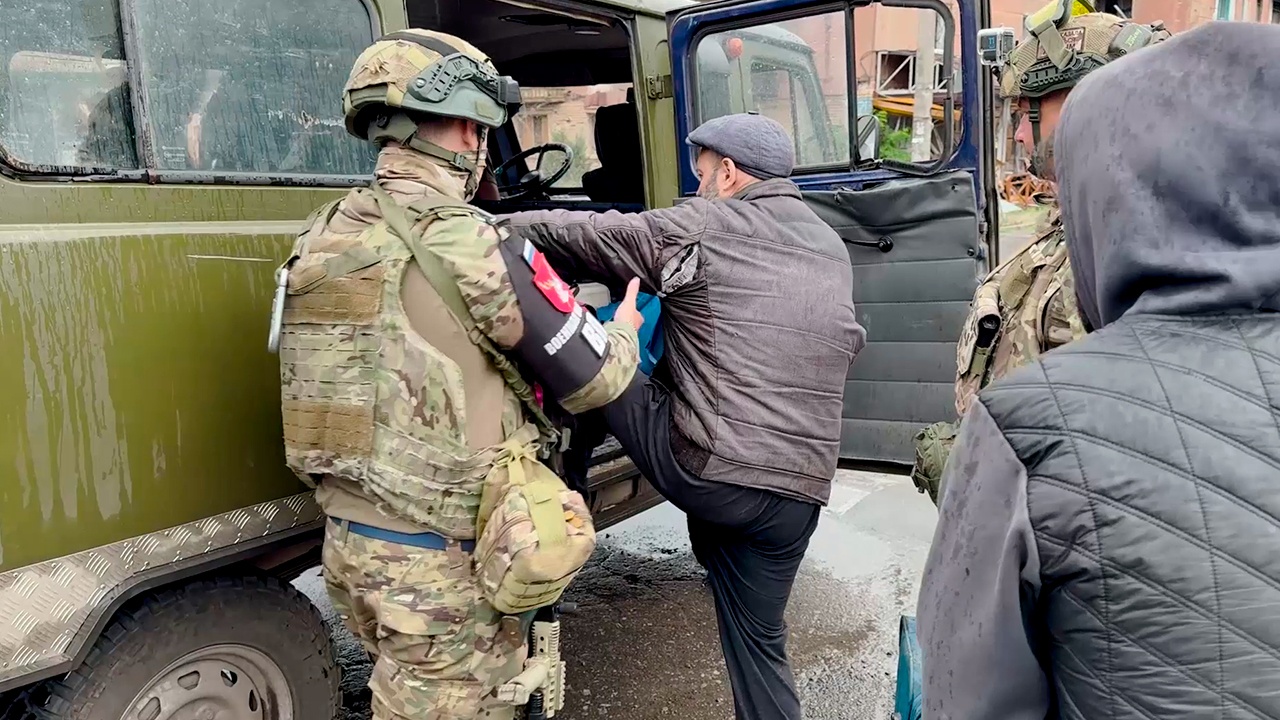 Бойцы ВС РФ вывели из-под огня боевиков 13 жителей села Богатырь Бойцы ВС РФ вывели из-под огня боевиков 13 жителей села Богатырь
