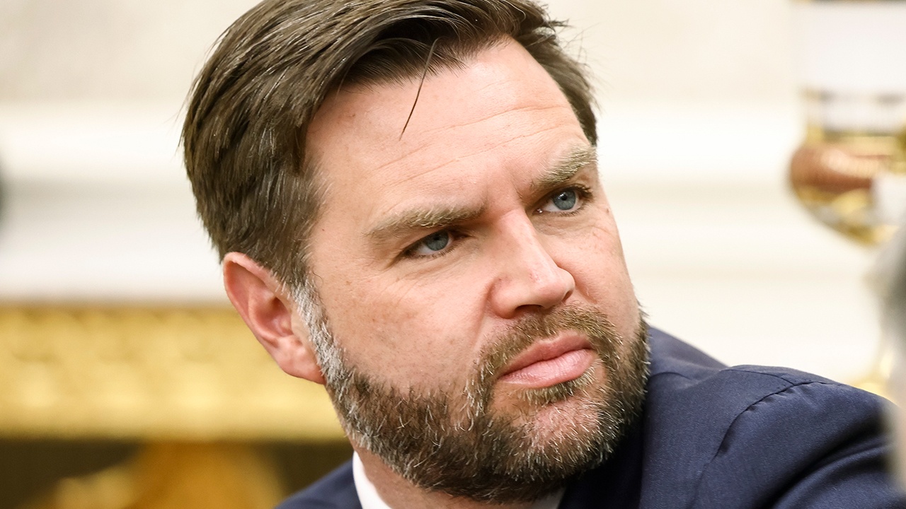Вэнс показал неприличный жест во время своей речи Вэнс показал неприличный жест во время своей речи