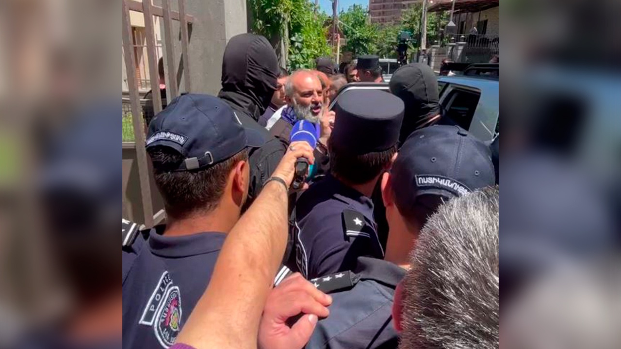 Силовики задержали в Армении оппозиционного архиепископа Галстаняна Силовики задержали в Армении оппозиционного архиепископа Галстаняна