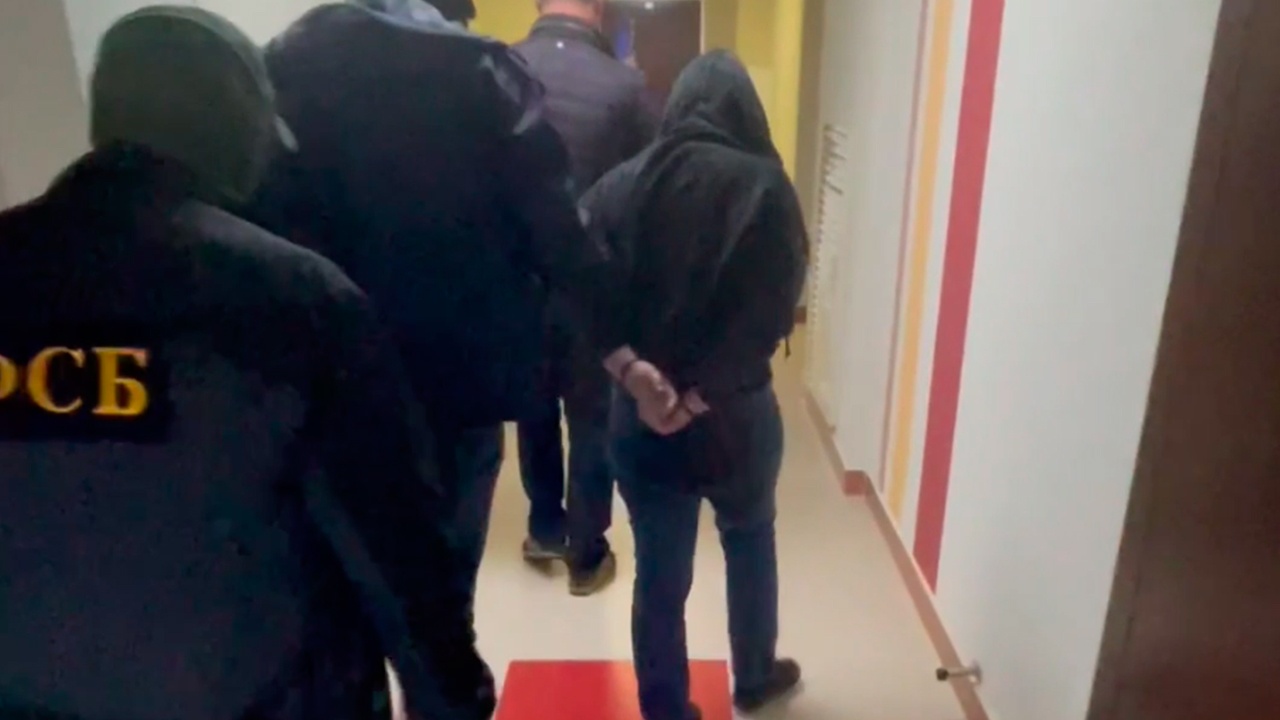 В Петербурге задержали пособницу Киева, собиравшую данные о военных РФ В Петербурге задержали пособницу Киева, собиравшую данные о военных РФ