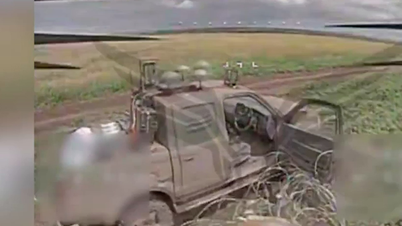 FPV-дрон изрешетил украинский пикап в районе Федоровки в ДНР FPV-дрон изрешетил украинский пикап в районе Федоровки в ДНР