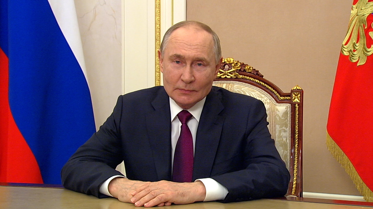 Путин поздравил выпускников российских школ Путин поздравил выпускников российских школ