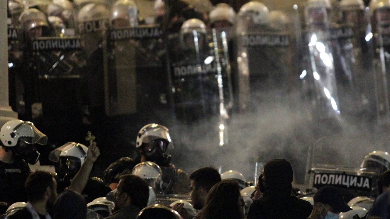 Полиция применила щиты и дубинки против протестующих в Белграде Полиция применила щиты и дубинки против протестующих в Белграде