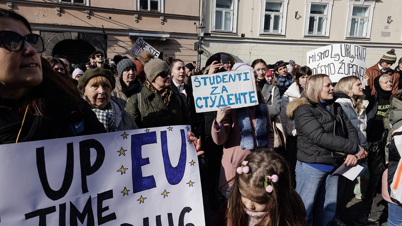Протестующие в Сербии заблокировали дороги «до выполнения требований» Протестующие в Сербии заблокировали дороги «до выполнения требований»