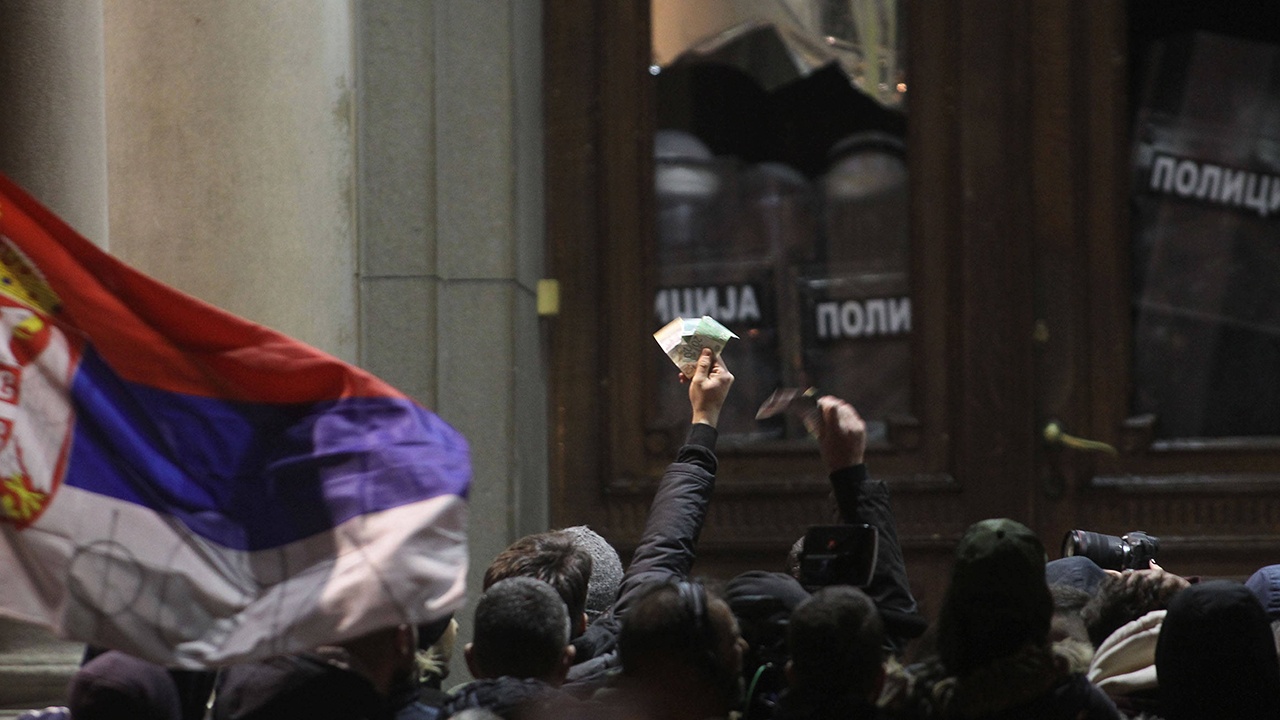 Политолог озвучил цель протестующих в Сербии Политолог озвучил цель протестующих в Сербии