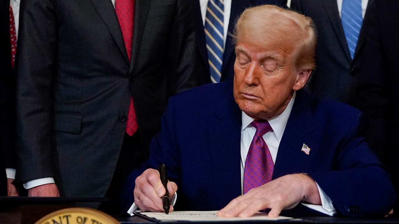 Трамп отменил санкции против Сирии Трамп отменил санкции против Сирии