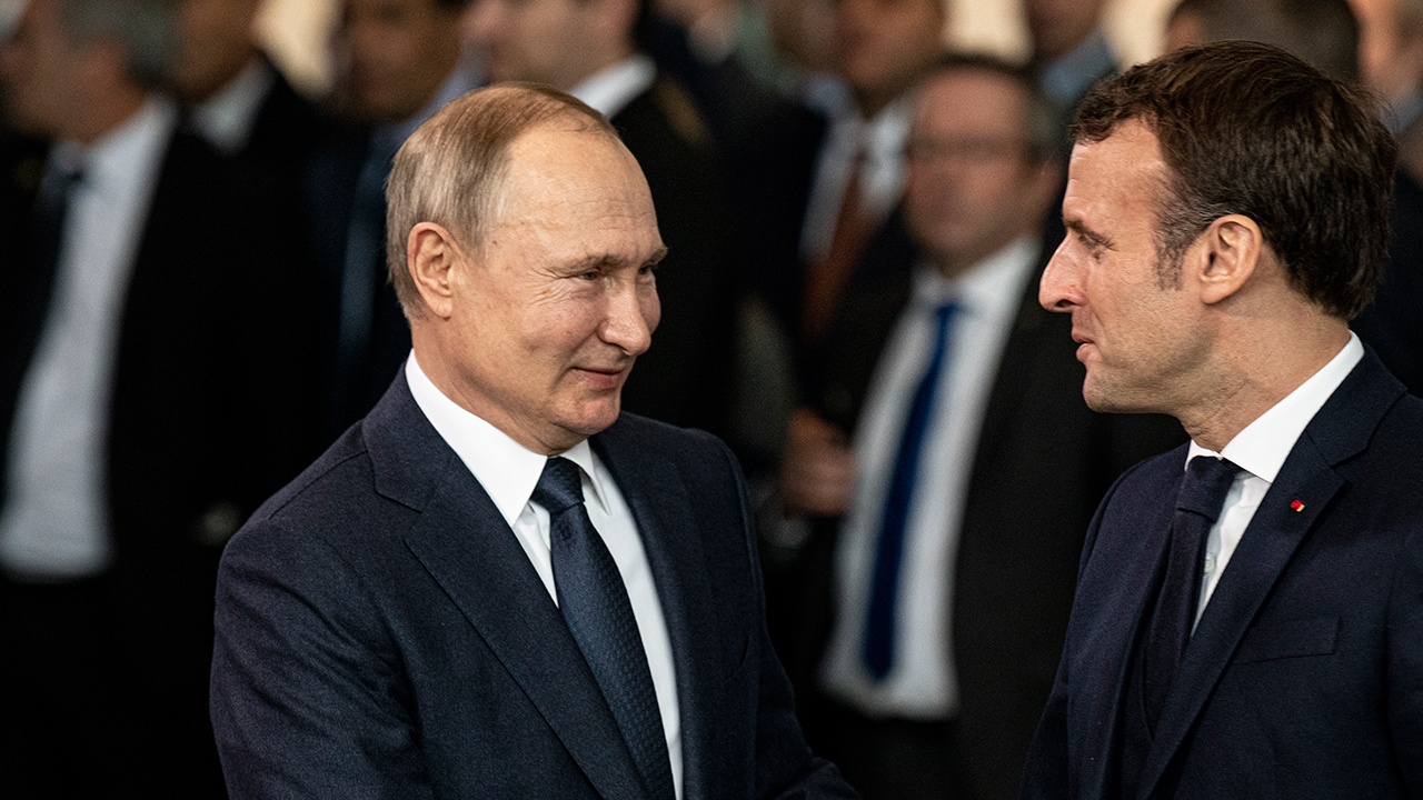 Путин провел телефонный разговор с Макроном