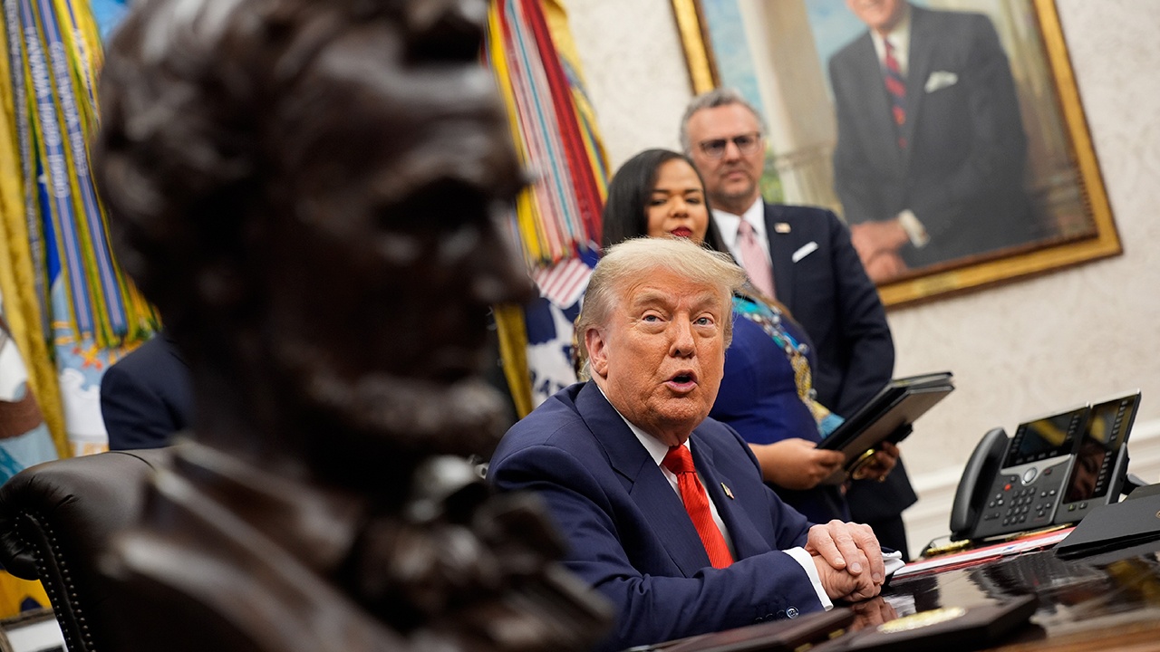 Трамп превратил Белый дом в «вокзал» и показал сенаторам «комнату Моники Левински»
