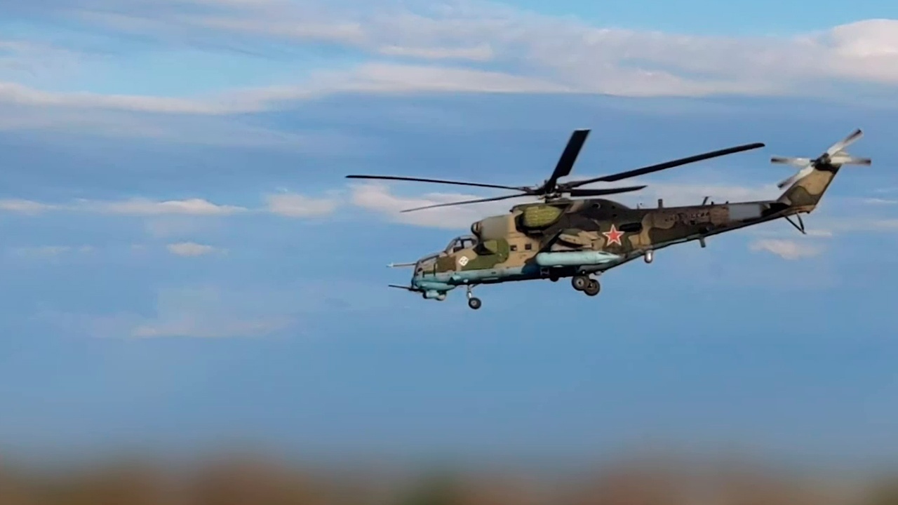 Летчики на Ми-35М уничтожили бронетехнику ВСУ в зоне спецоперации