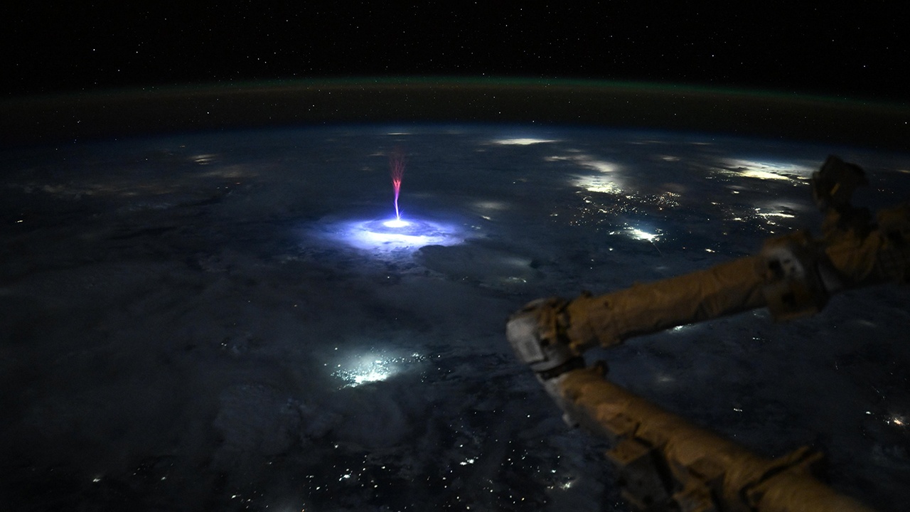 Астронавт NASA сфотографировала с МКС редкий вид молний Астронавт NASA сфотографировала с МКС редкий вид молний