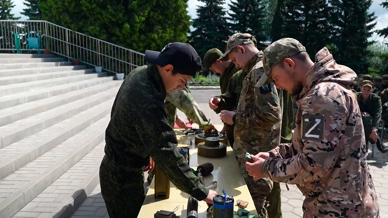 Саперы рассказали подросткам об оставленных боевиками ВСУ ловушках Саперы рассказали подросткам об оставленных боевиками ВСУ ловушках