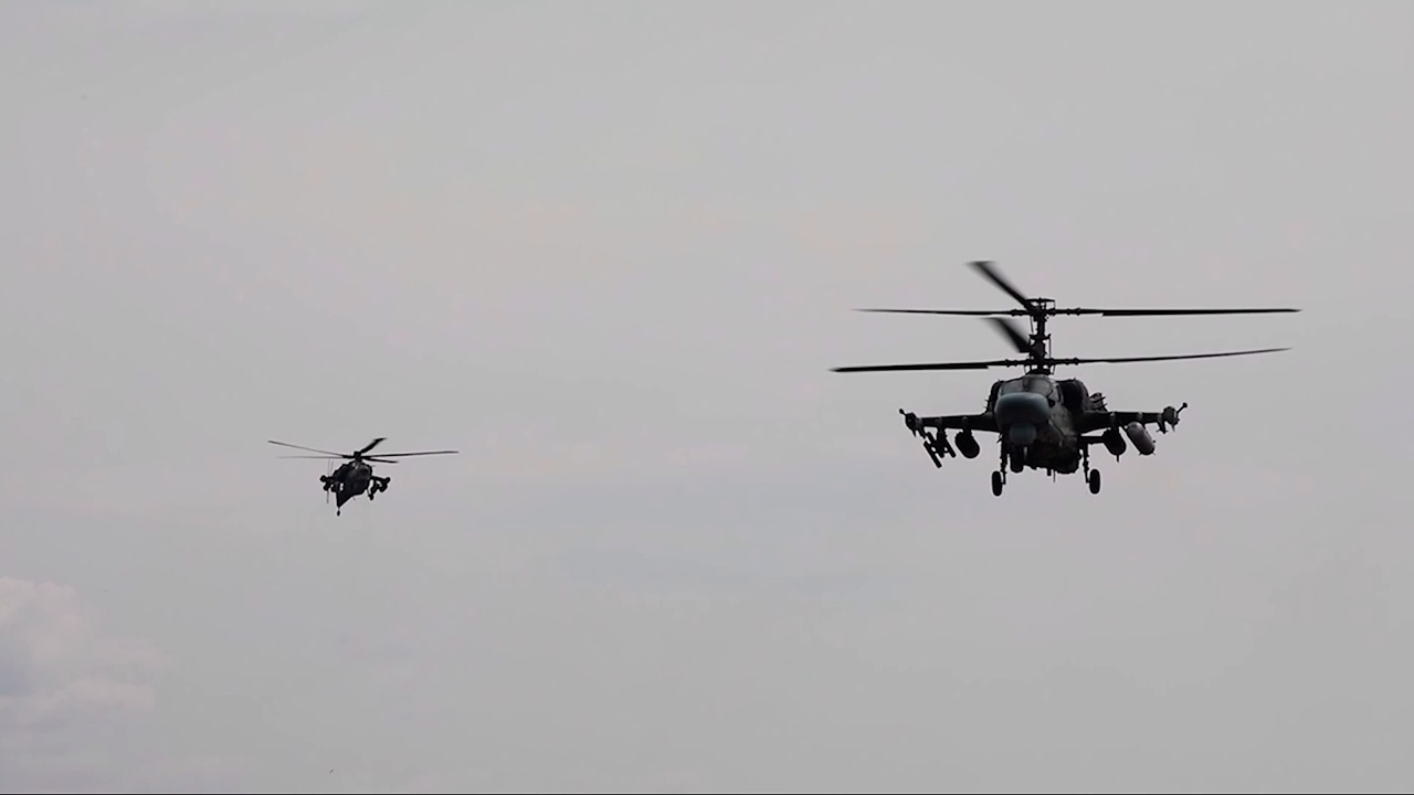 Экипаж Ка-52М уничтожил ракетами украинских боевиков Экипаж Ка-52М уничтожил ракетами украинских боевиков