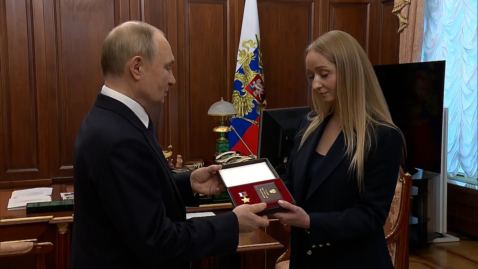 Путин вручил «Золотую Звезду» вдове замглавкома ВМФ Михаила Гудкова Путин вручил «Золотую Звезду» вдове замглавкома ВМФ Михаила Гудкова
