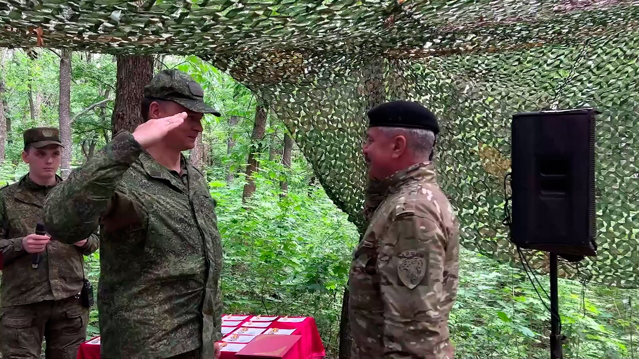 Бойцов группировки «Центр» наградили знаками «За штурм» Бойцов группировки «Центр» наградили знаками «За штурм»