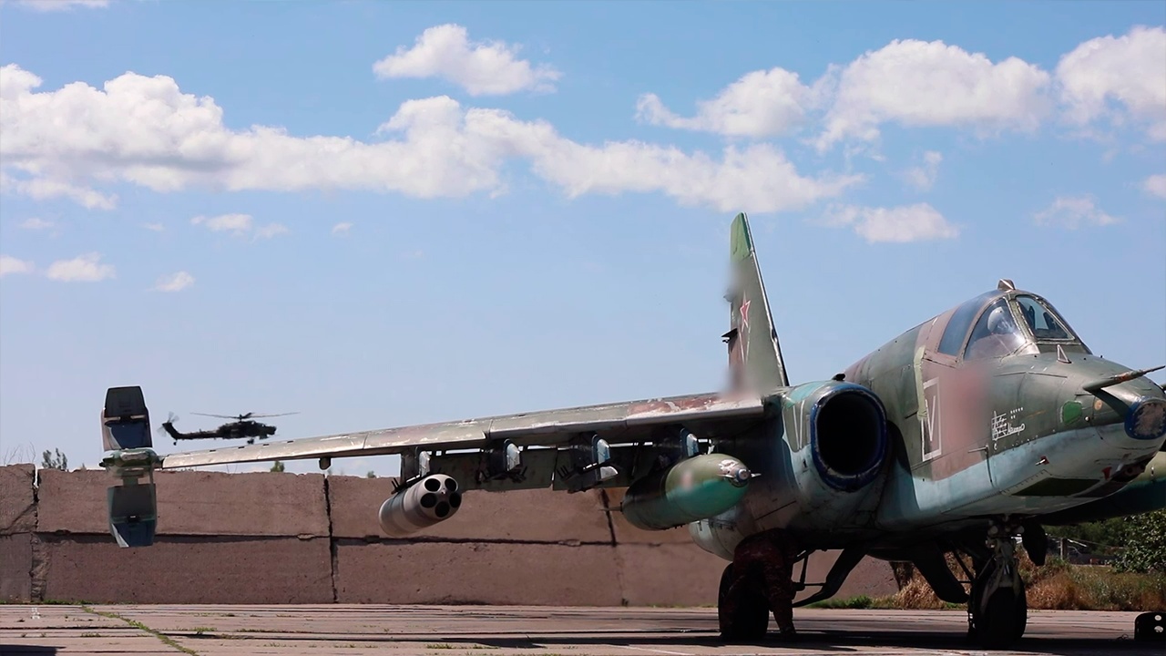 Экипажи Су-25 утопили в разрывах бронетехнику ВСУ в зоне спецоперации Экипажи Су-25 утопили в разрывах бронетехнику ВСУ в зоне спецоперации