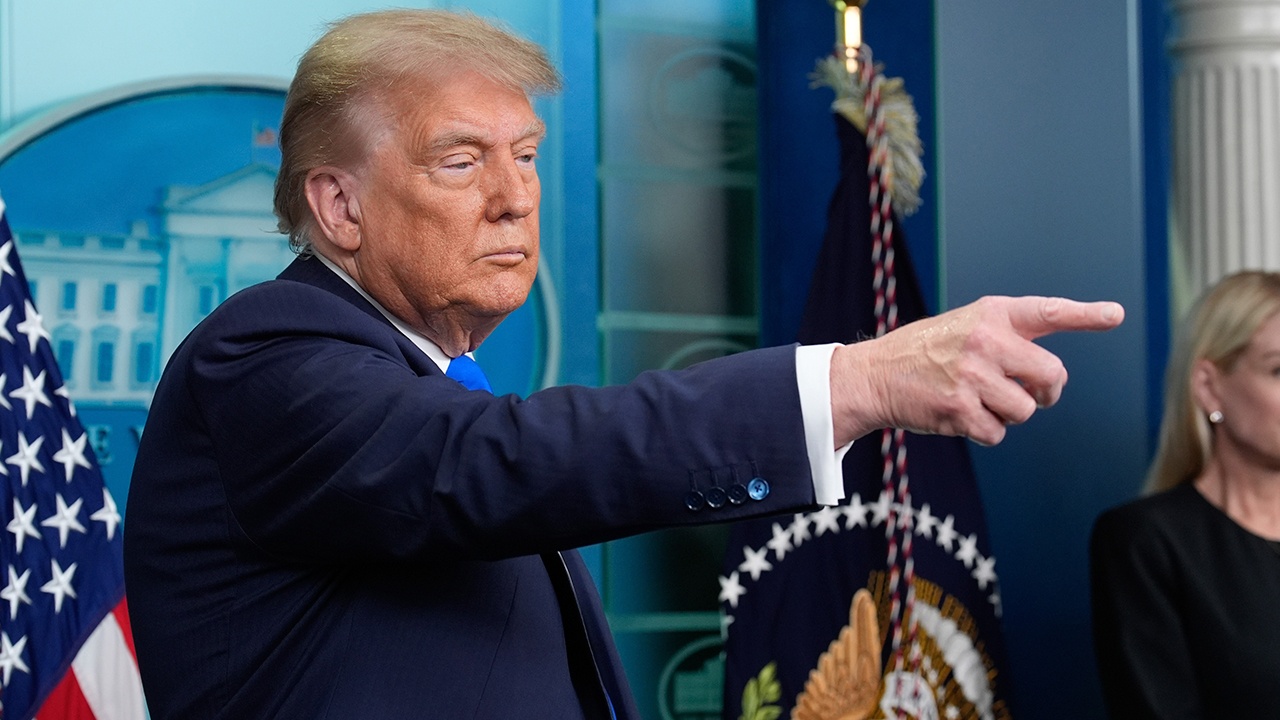 Экс-главы ФБР и ЦРУ находятся под следствием из-за претензий к Трампу Экс-главы ФБР и ЦРУ находятся под следствием из-за претензий к Трампу