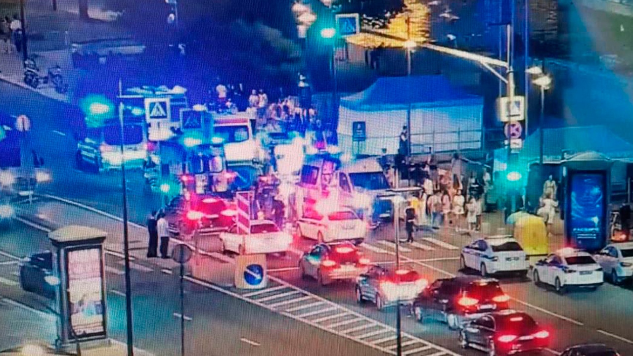 Кроссовер протаранил толпу людей в центре Москвы Кроссовер протаранил толпу людей в центре Москвы