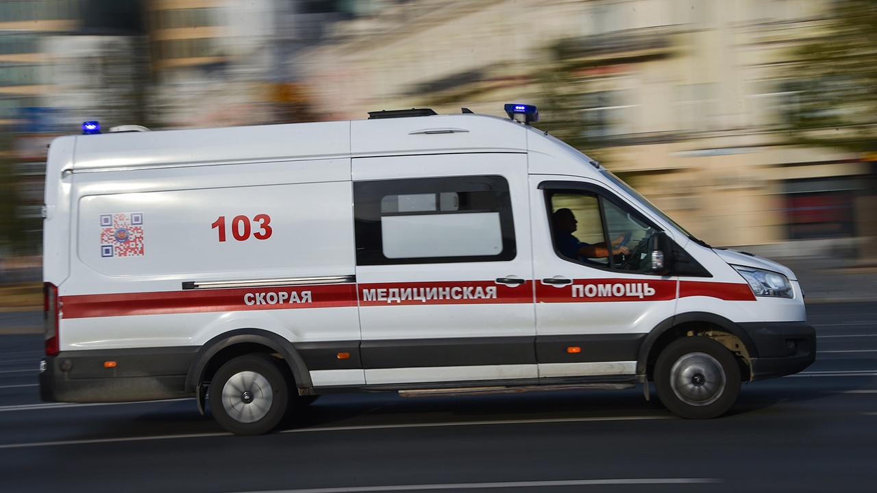 Под Самарой плавучий дом с людьми опрокинулся на Волге Под Самарой плавучий дом с людьми опрокинулся на Волге