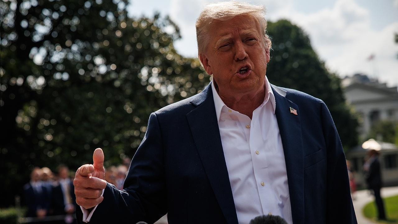 Трамп обвинил политических оппонентов в создании «документов Эпштейна» Трамп обвинил политических оппонентов в создании «документов Эпштейна»