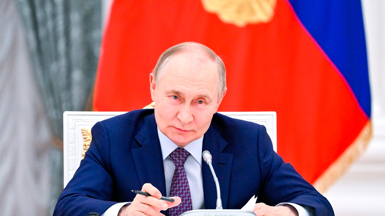 Путин поздравил российских школьников с победой на олимпиаде по химии в ОАЭ Путин поздравил российских школьников с победой на олимпиаде по химии в ОАЭ