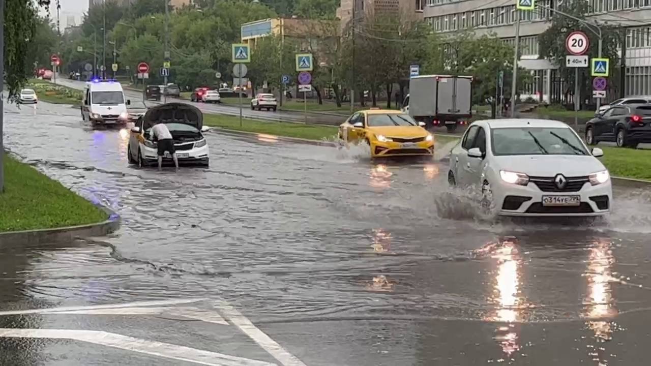 Гром, молнии и затопления: на Москву обрушился мощный тропический ливень Гром, молнии и затопления: на Москву обрушился мощный тропический ливень
