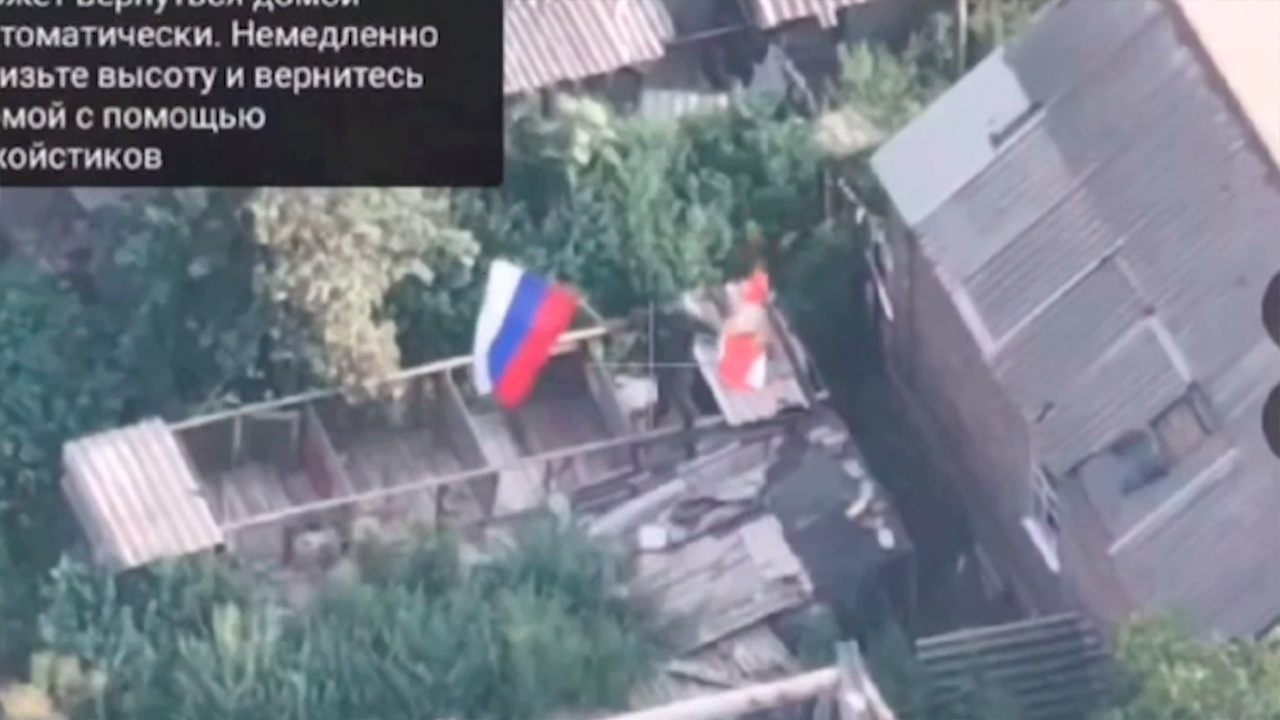 ВС России установили триколор над освобожденной Петровкой в ДНР ВС России установили триколор над освобожденной Петровкой в ДНР