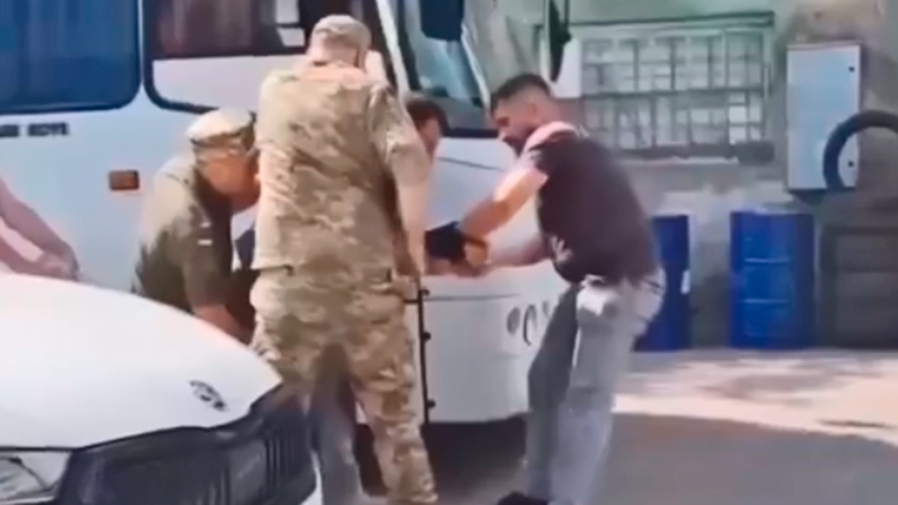 Стрельба в лицо и агрессия: мобилизованные украинцы жалуются на насилие в ТЦК Стрельба в лицо и агрессия: мобилизованные украинцы жалуются на насилие в ТЦК
