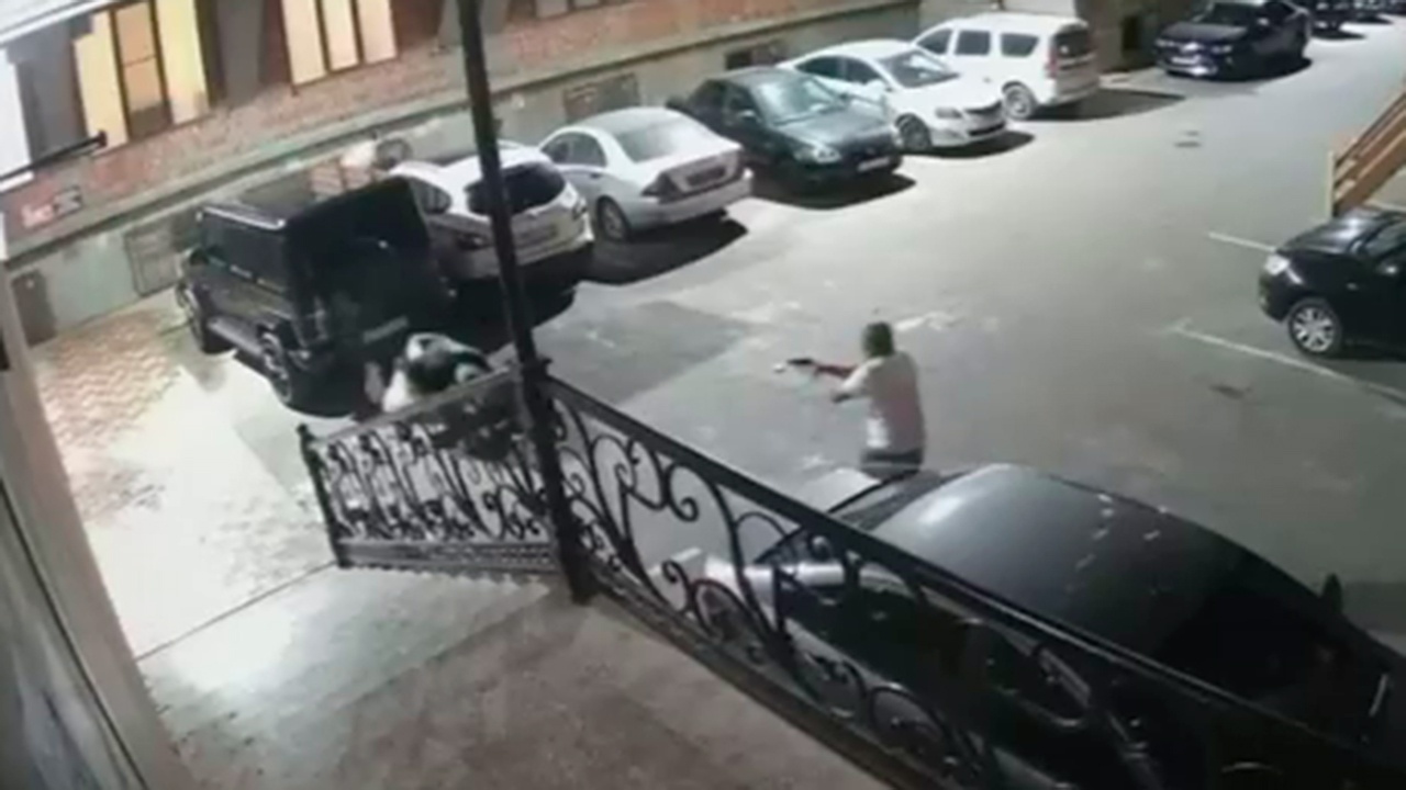 Shot: в Махачкале неизвестные в масках расстреляли бойца ММА Shot: в Махачкале неизвестные в масках расстреляли бойца ММА