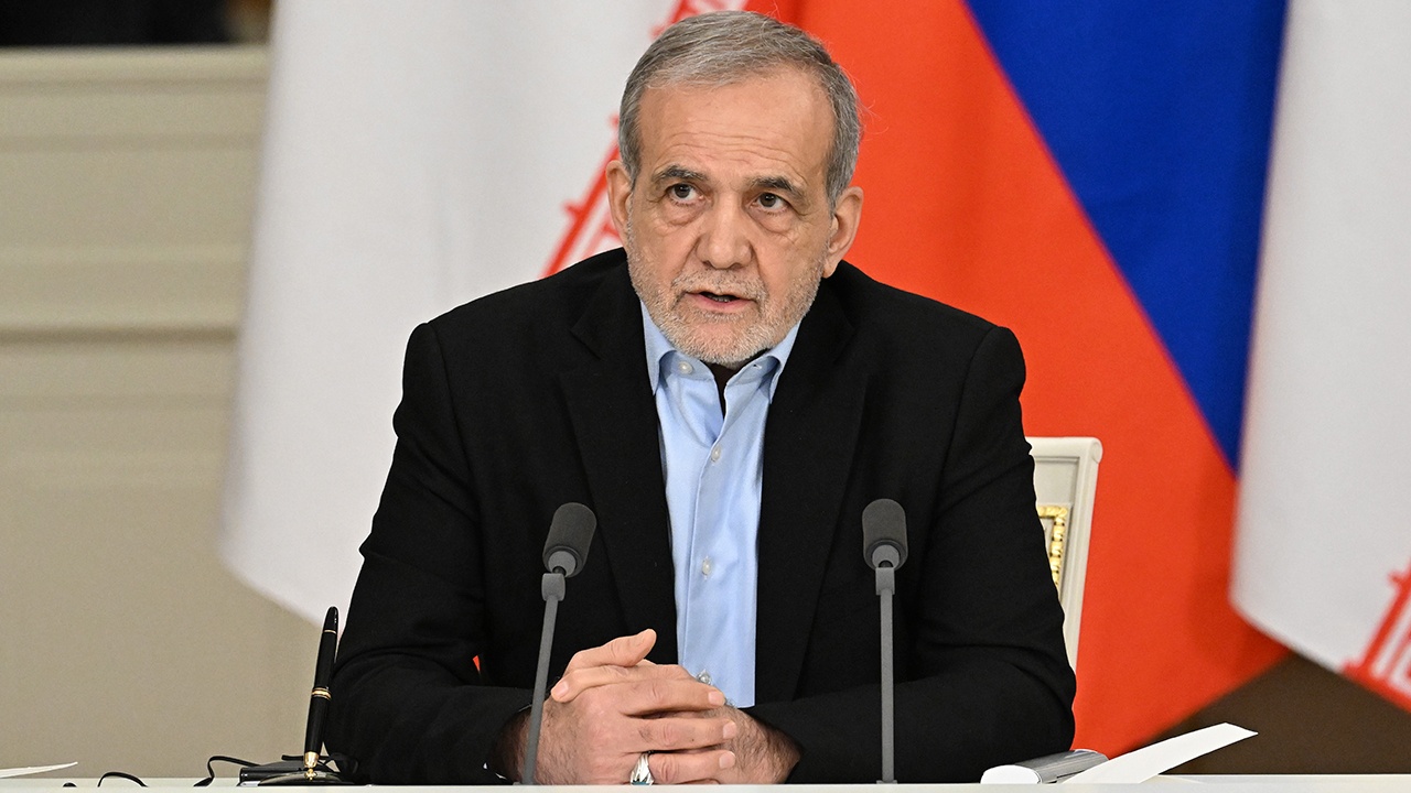 Президент Ирана пересел на такси из-за некачественного бензина
