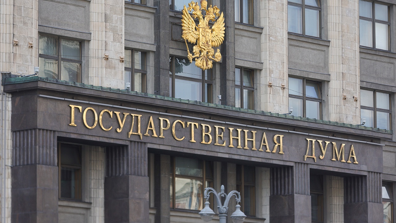 Госдума приняла поправки о штрафах за передачу номера и рекламу VPN